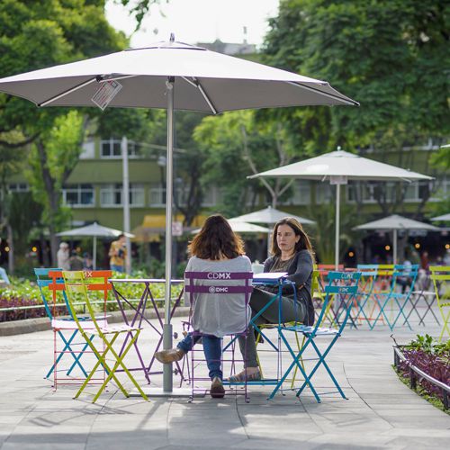 Mesas sillas y sombrillas Bistro Fermob en la Cibeles de muchos colores proyecto AEP mi plaza en la CDMX