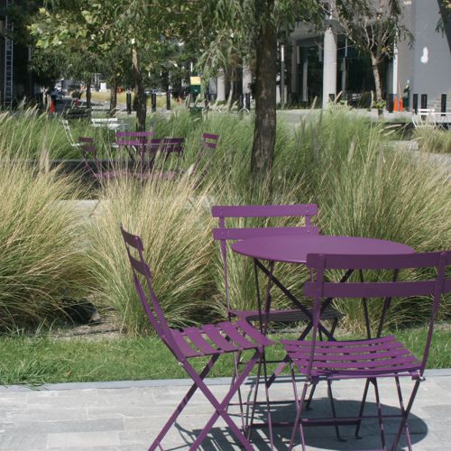 Mesas y sillas plegables de exterior en u jardin de plaza Nuevo Sur en Monterrey son Bistro de Fermob