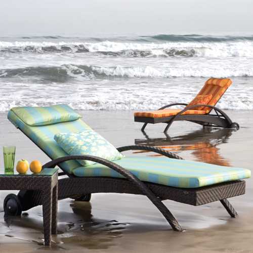 Camastro o asoleadero tejido con plastico Viro y armazon Bolzano frente al mar en la playa con cojines de Tela Sunbrella