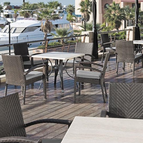 Muebles de jardin Bolzano en una terraza de un restaurante de color café chocolate frente al mar de alta calidad