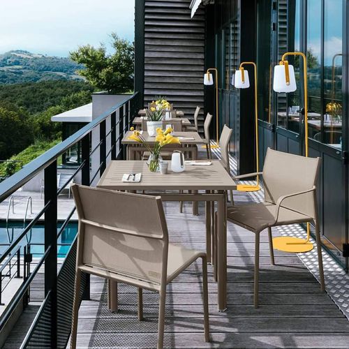 Sillas para jardin modelo CADIZ by Fermob fabricadas de aluminio y tela malla