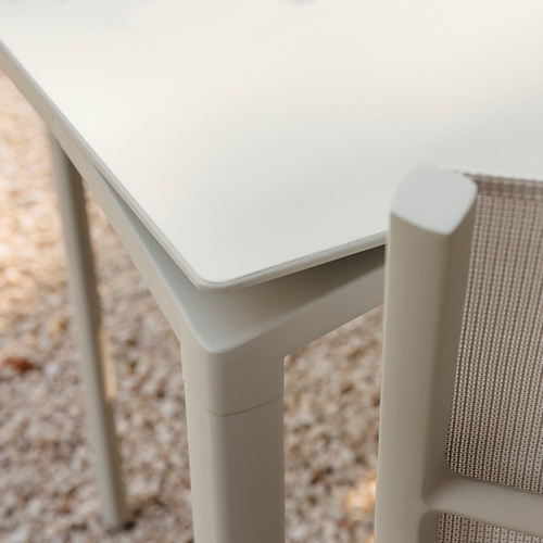 Detalle de la mesa Calvi de Fermob diseño de Antoine Lesur