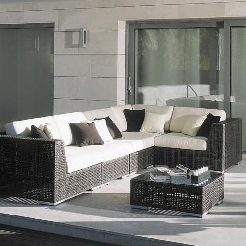 Sala de terraza modular modelo Catan en una terraza frente a la alberca y con cojineria de Tela Sunbrella