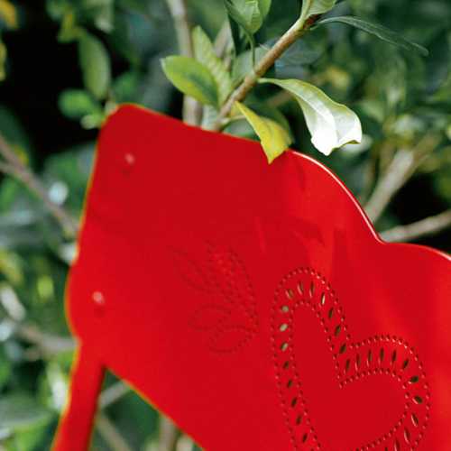 Detalle del corazon de la silla plegable Coeur para exterio en tono rojo