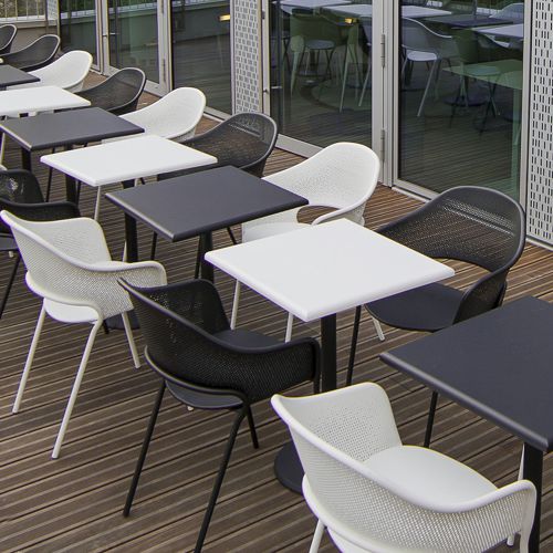 Muchas mesas de pata central para exterior blancas y negras Concorde by Fermob
