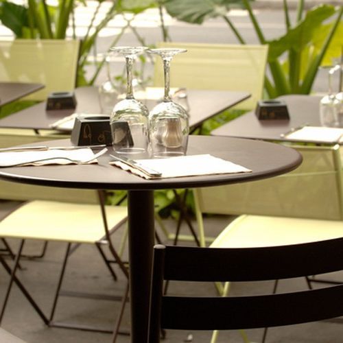 Detalle de una cubierta de mesa Concorde de Fermob en un café o restaurante