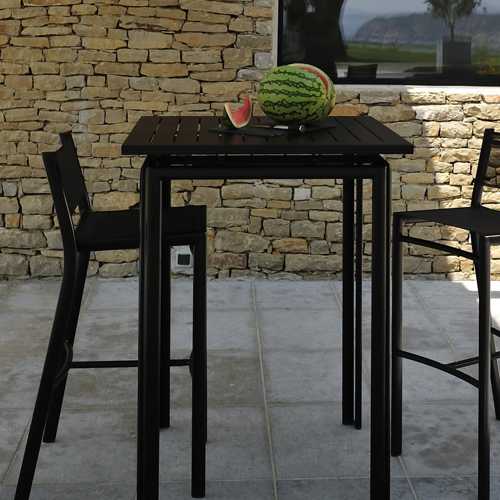Mesa cuadrada alta y bancos o periqueras modelo Costa by Fermob 100% para exterior de aluminio