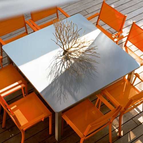 Mesa cuadrada para jardin o terraza modelo Craft de Fermob para 8 personas con sillas Costa