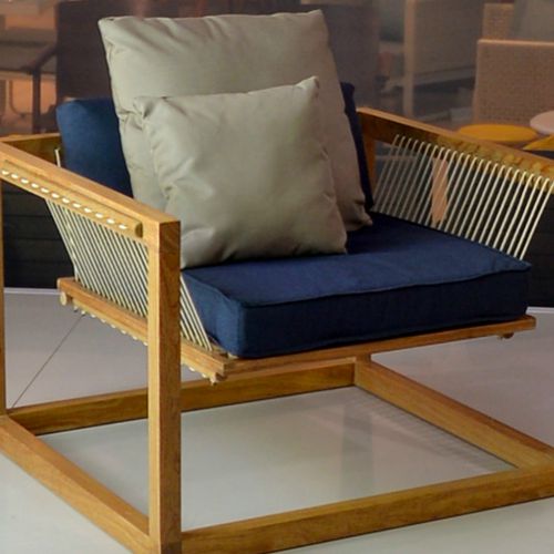 Detalle del sillón Dorival by Butzke de madera de eucalipto ideal para jardin