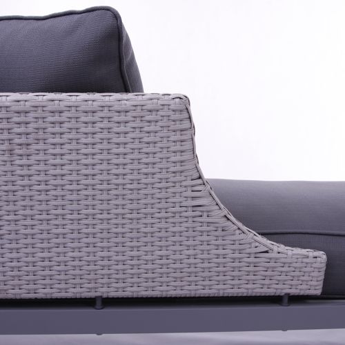 Detalle de la curva del diseño del sillon Dorothy de exterior con su tejido sintetico o polirattan texturizado