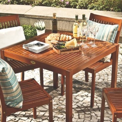 Mesa y sillas de madera tropical jatoba para intemperie de la colección Fitt de Tramontina Brasil