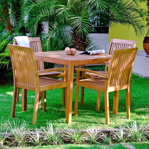 Ejemplo de un comedor cuadrada de madera de Jatoba de Tramontina modelo Fitt con sillas apilables