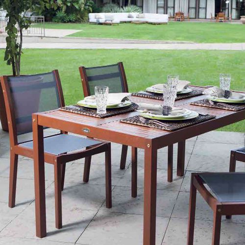 Comedor de madera Fitt de Tramontina con sillas plegables modelo FITT MALLA