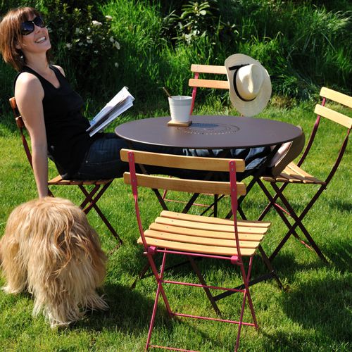 Mesa Floreal en un jardin con sillas Bistro Naturel de Fermob para intemperie