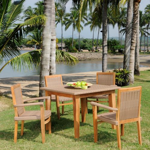 Comedor de terraza Grosetto con mesa cuadrada y cuatro sillas apilables en un jardin