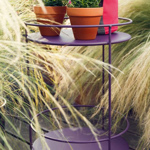 Detalle de un gueridon o mesa de servicio en un jardin o terraza al exterior