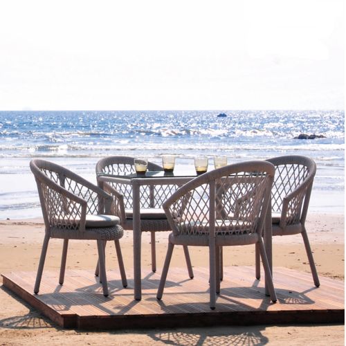 Comedor de terraza modelo Haren en un deck en la playa sobre la arena muebles de aluminio con tejido sintetico o polirattan texturizado