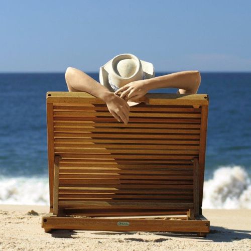 Camastro Ibiza de madera de eucalipto fabricado por Butzke en la playa frente al mar
