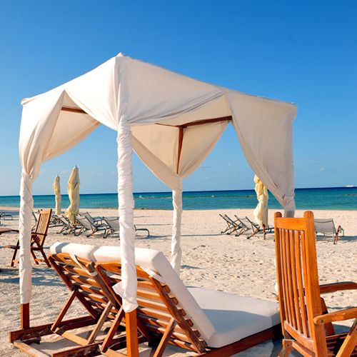 Camastro doble con techo o cama de día Isthar en la playa frente al mar