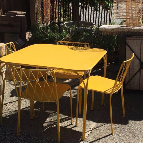 Comedor Kintbury de Fermob de colores en una terraza o jardin