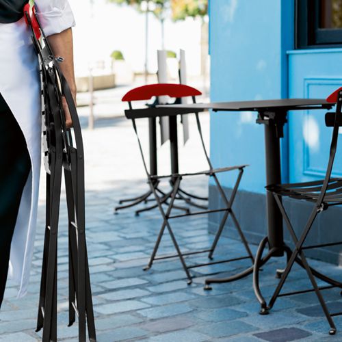 Una mesa con dos sillas La Mome diseño de Olivier Gence para Fermob