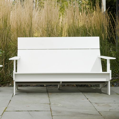 Sofa de una sala de exterior en color blanco de Loll Designs modelo Lollygagger