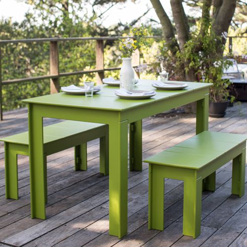 Comedor de terraza de exterior en colores vivos con bancas de la line Lollygagger de Loll Designs