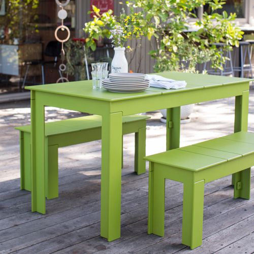 Muebles de plastico para exterior de colores y reciclados con mesas y bancas