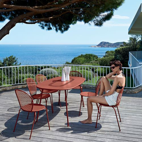 Terraza con un comedor de jardín modelo Lorette de acero
