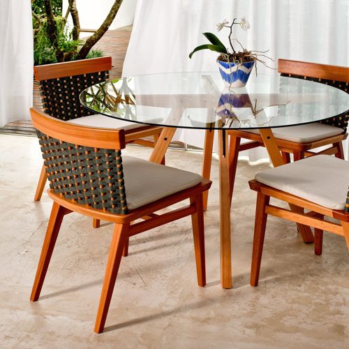 Comedor con sillas Lotus diseño de ASA Design para Butzke Brasil con respaldo tejido entre la madera