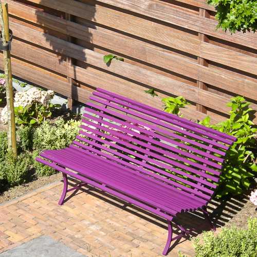 Banca morada para jardin de Fermob modelo Louisiane