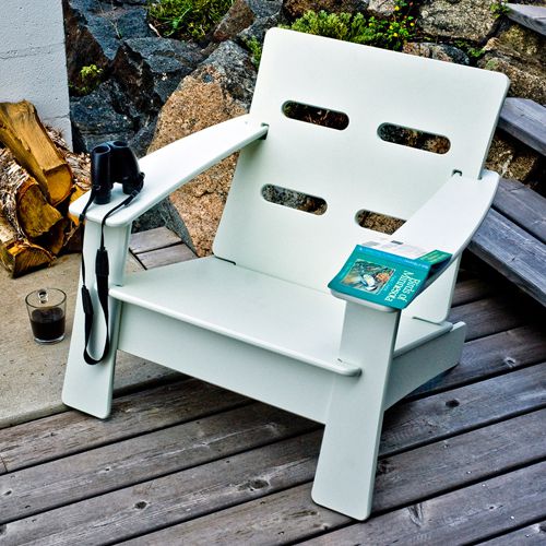 Silla o sillon lounge de jardin o exterior modelo Cabrio moderno en una terraza de color blanco hecho de plastico reciclado HDPE