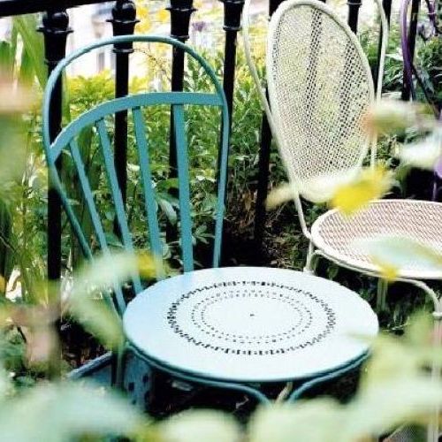 Silla Louvre de acero para exterior con asiento generoso en tono Verde Cedro