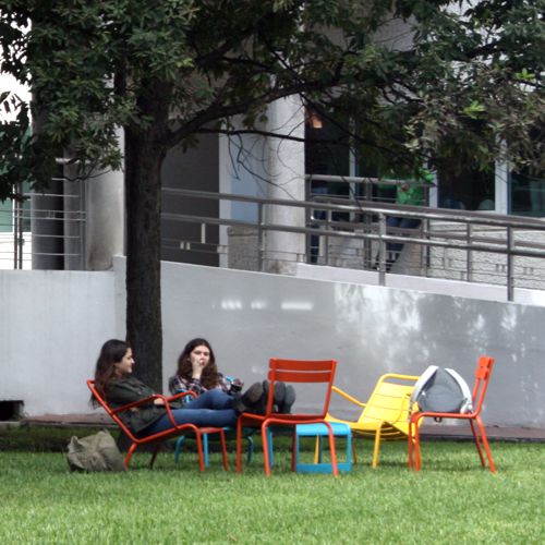 Muebles de jardin de colores Luxembourg en los jardines del Campus Monterrey del ITESM