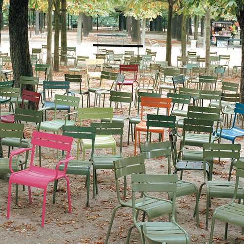 La silla de aluminio Luxembourg de uso rudo en los parques del mundo incluido Paris