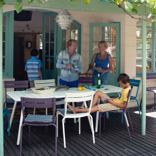 Terraza con mesa rectangular y sillas apilables Luxembourg en Francia de uso rudo alta calidad