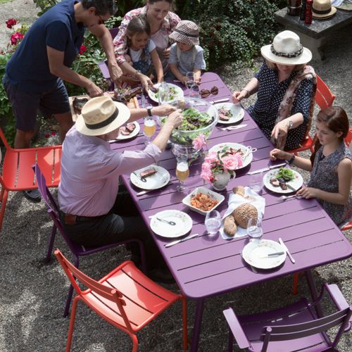 Comedor de terraza al exterior de aluminio pintada color Morado y Sillas Capuchina linea Luxemburgo