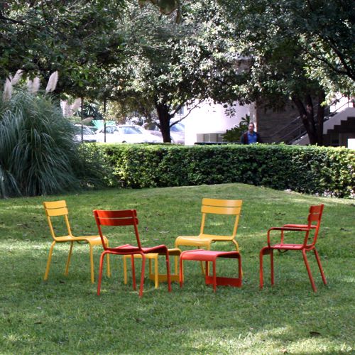 Sillas de colores modelo Luxembourg Fermob en el jardin en el TEC de Monterrey