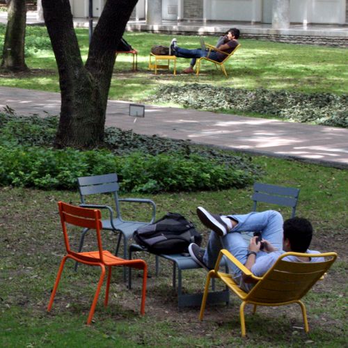 Sillones y mesitas de colores de aluminio modelo Luxembourg en Centrales de Campus Monterrey TEC