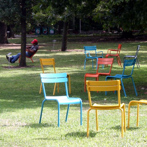 Muebles de aluminio de colores den el TEC de MTY en jardin de las carreras modelo Luxembourg by Fermob