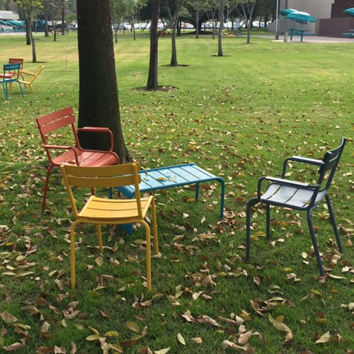 Muebles Luxembourg de Colores de aluminio en el jardin del Campus GDA o Guadalajara del ITESM o Tec de Monterrey