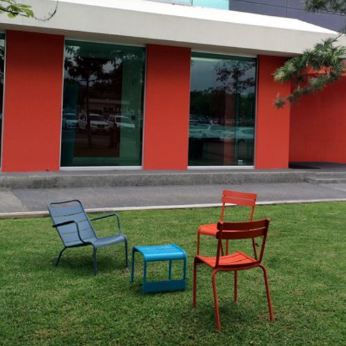 Sillas y Sillon Luxembourg de colores de aluminio en ITESM Campus Guadalajara al exterior