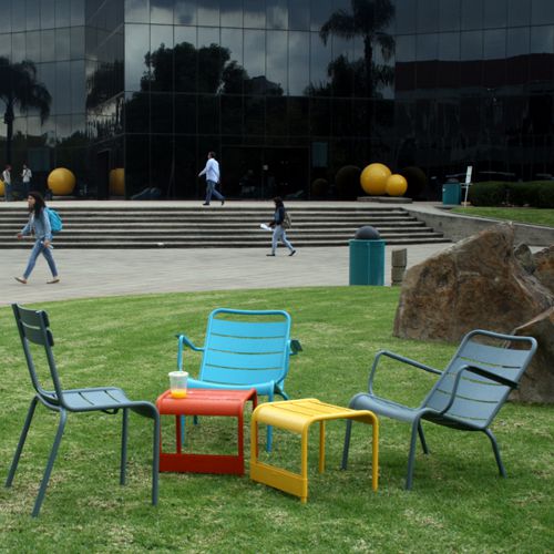 Muebles de Fermob Luxembourg en Mexico en TEC Campus Guadalajara de aluminio y de muchos colores
