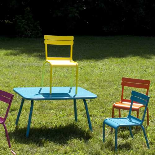 Sillas Luxembourg Kids de aluminio de muchos colores con una mesa para niños en un jardin