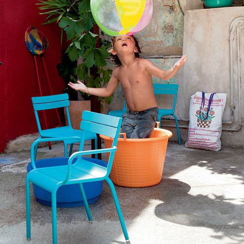 Sillas de aluminio para niños modelo Luxembourg Kids en un patio o terraza al intemperie