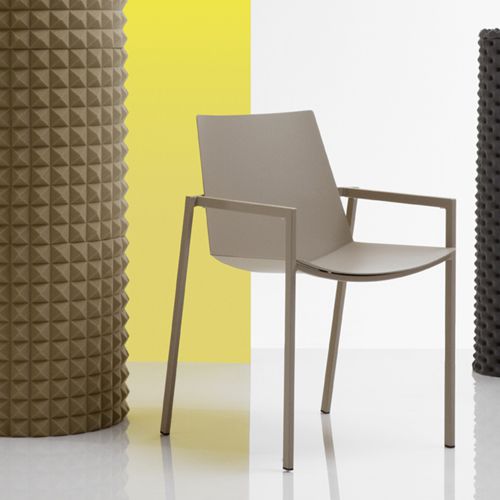 Silla Mendes de Christophe Pillet para Fermob diseño unic clasico elegante y ergonomico para Lycée Pierre Mendès en Montpellier