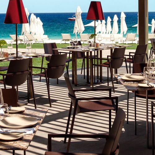 Sillas Mendes de Pillet en restaurante de un hotel al exterior frente al mar