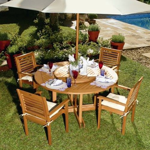 Comedor de jardin o de terraza modelo Ipanema con una mesa redonda y sillas con brazos de eucalipto