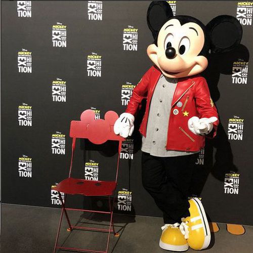 Mickey Mouse y su silla plegable fabricada por Fermob para su cumpleaños 90