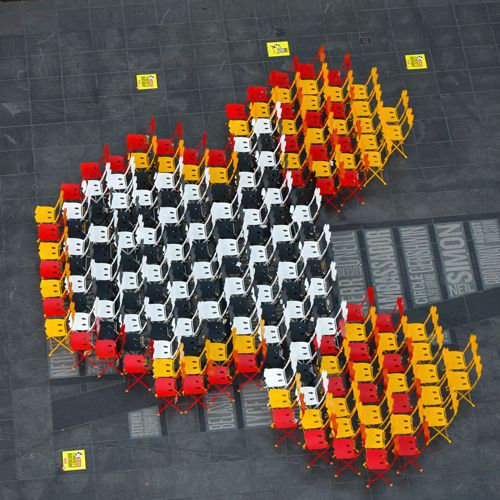 Sillas de Mickey Mouse plegables en Times Square durante el cumpleaños de 90 años de Mickey